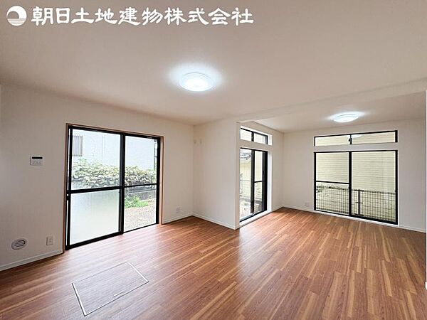 【リビング】開口部からたくさんの採光が望める快適空間となりご家族が集まりやすいリビングです。