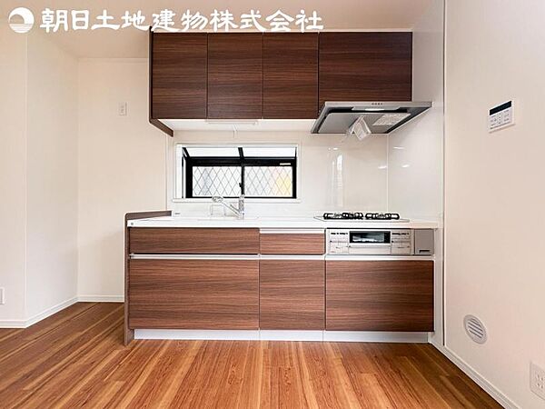 【キッチン】明るく開放感があるキッチンはリビングが見渡せる対面キッチンを採用。いつでもご家族を感じながらお料理できます。