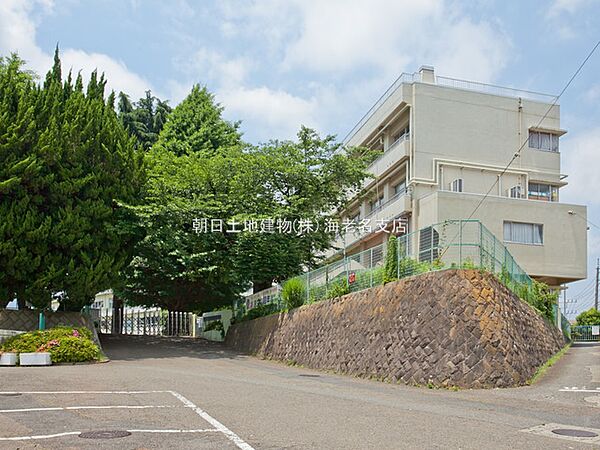 【厚木市立小鮎小学校】1900ｍ　とにかく自然が豊かな環境でのびのびと学習できるところが1番の魅力です。自然を体験できる授業があり自然の大切さを教れます。