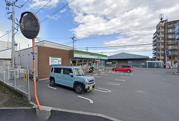 【ファミリーマート　厚木飯山店】468ｍ　お店も大きめで、駐車場も広いので利用しやすいです。品揃えも良いです。
