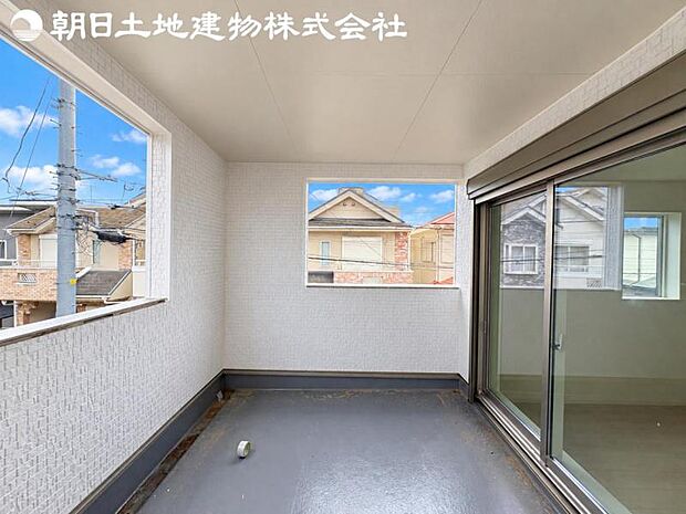 【バルコニー】日当りよく、心地良い風に吹かれてホッと一息ついてください。