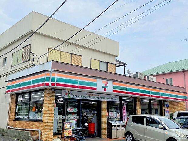 【セブンイレブン 厚木緑ヶ丘店】540m 店内は清掃が行き届いており、店員さんも親切です。駐車場もあるため、車で行っても大丈夫です。