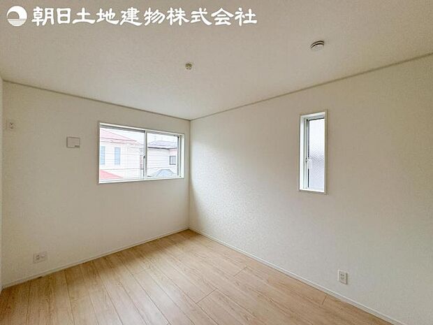 【洋室】2面より光を取り込み明るいお部屋となっております。