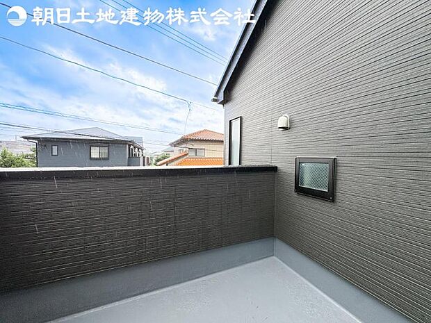 【バルコニー】日当りよく、心地良い風に吹かれてホッと一息ついてください。