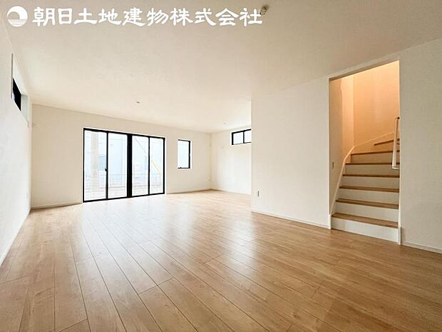 【リビング】開口部からたくさんの採光が望める快適空間となりご家族が集まりやすいリビングです。