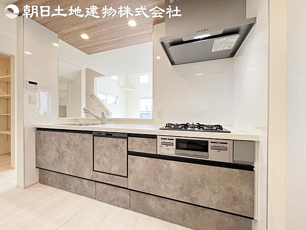 【キッチン】明るく開放感があるキッチンはリビングが見渡せる対面キッチンを採用。いつでもご家族を感じながらお料理できます。