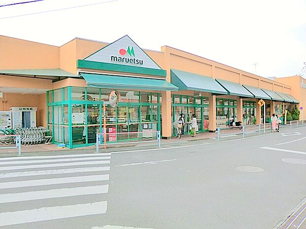 【マルエツ　愛甲石田店】1729ｍ　愛甲石田駅から徒歩10分。駅から近いのにしっかり駐車場も完備されています。品揃え豊富な上にリーズナブルです。