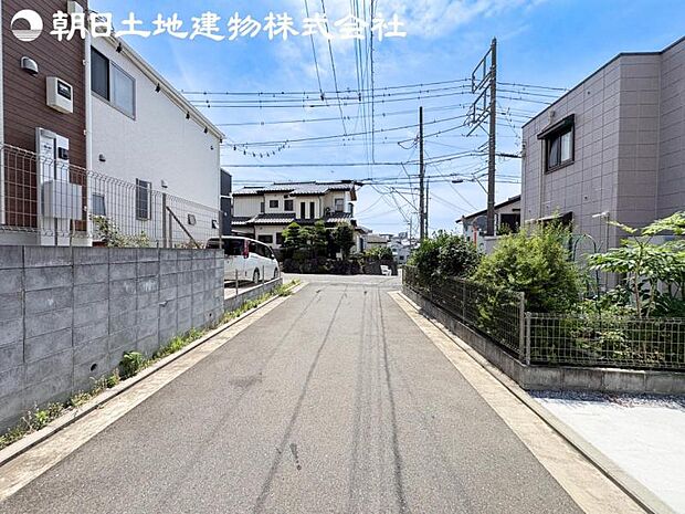 【前面道路】穏やかな住環境は子育てにも良い環境です。整頓された街並みになり完成するのが楽しみになります。