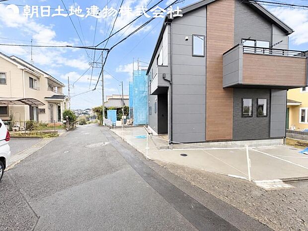 【前面道路】周辺はのんびりした住環境で公園等点在しておりますので散歩コースに困りません。
