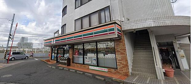 【セブンイレブン 海老名駅前店】998m 海老名駅から徒歩数分のところにあります。駐車場もあるので車での利用も可能です。店の横には郵便ポストもあるのでとても便利です。