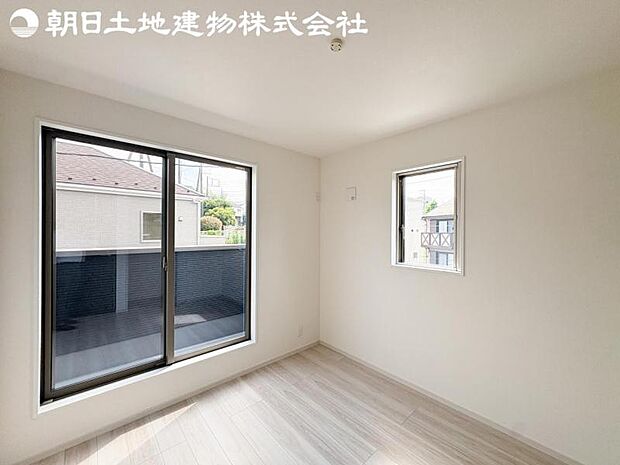 【洋室】道行く人の視線を気にせず暮らせる安心感。そして窓から見える空がさらなる解放感を演出します。