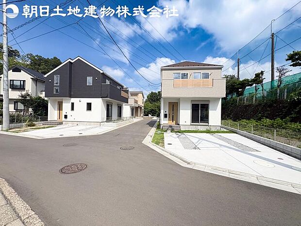 【前面道路】周辺はのんびりした住環境で公園等点在しておりますので散歩コースに困りません。