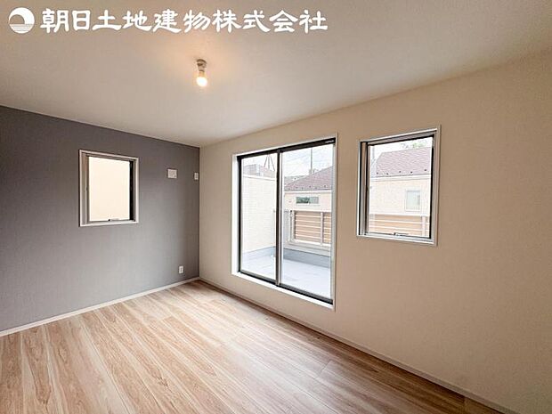 【洋室】開口部いっぱいから取り入れた柔らかな日差しとフローリングの色味が調和し快適空間を演出します。
