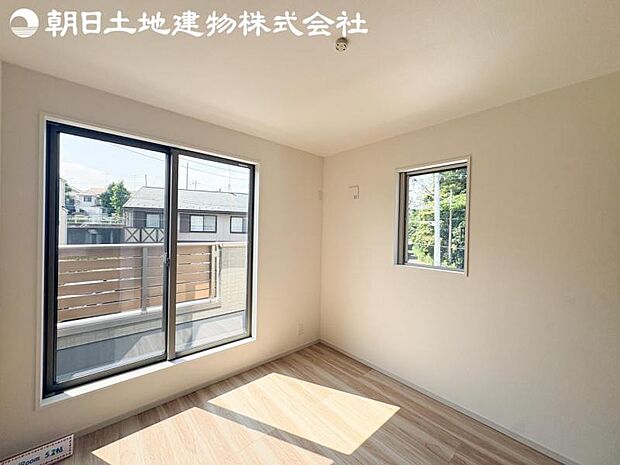 【洋室】開口部いっぱいから取り入れた柔らかな日差しとフローリングの色味が調和し快適空間を演出します。