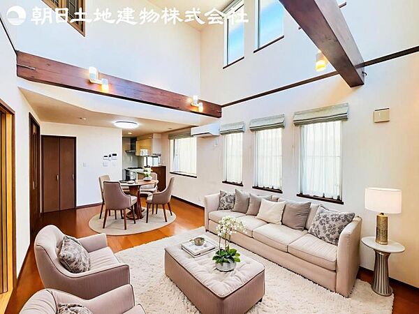 【リビング】ご家族の一日のはじまりも一日の終わりも、いつもこの空間から。お家のなかで特にこだわって頂きたい空間です。※家具等はCG合成です。