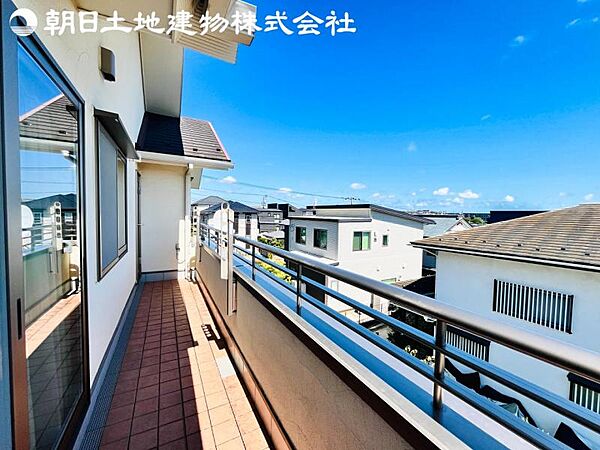 【バルコニー】日当りよく、心地良い風に吹かれてホッと一息ついてください。