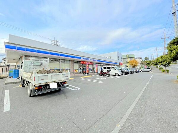 【ローソンLTF　厚木毛利台店】793ｍ　店内の中に書店が入ってあるお店で文庫本や文房具等が他のコンビニ寄り品揃えが多くなってます。