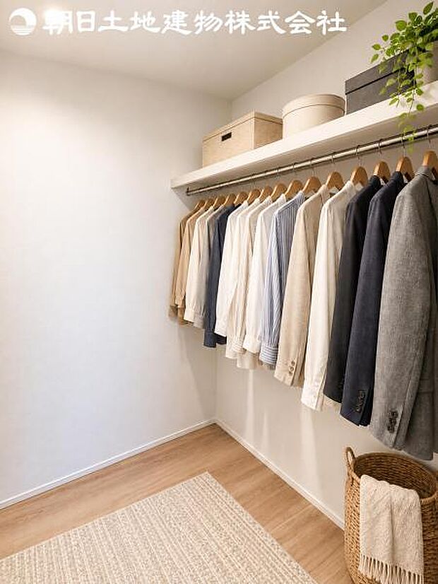 【ウォークインクローゼット】大容量の収納は、お洋服好きの方やお荷物が多い方にも安心です。※衣類等はCG合成です。