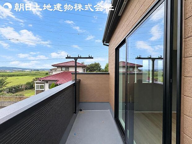 【バルコニー】日当りよく、心地良い風に吹かれてホッと一息ついてください。