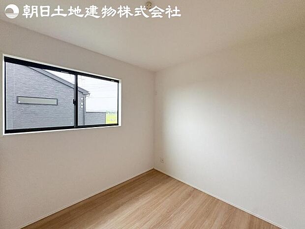 【洋室】窓から見える空がさらなる解放感を演出します。
