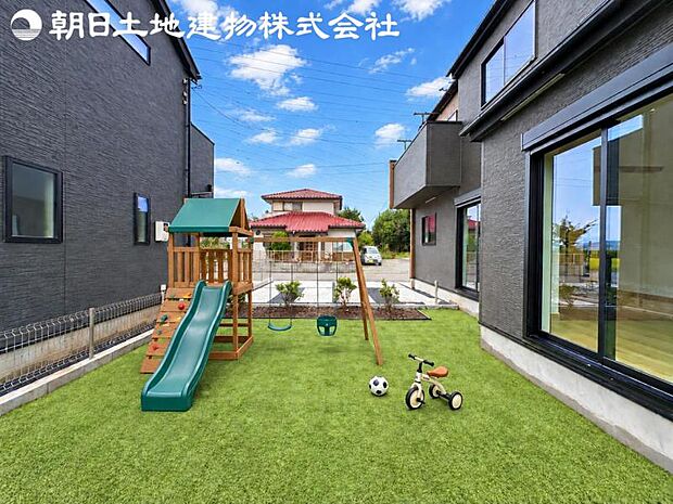 【庭スペース】ゆったりとしたお庭先は日当たりを確保するのにも大事なスペースです。※遊具等はCG合成です。