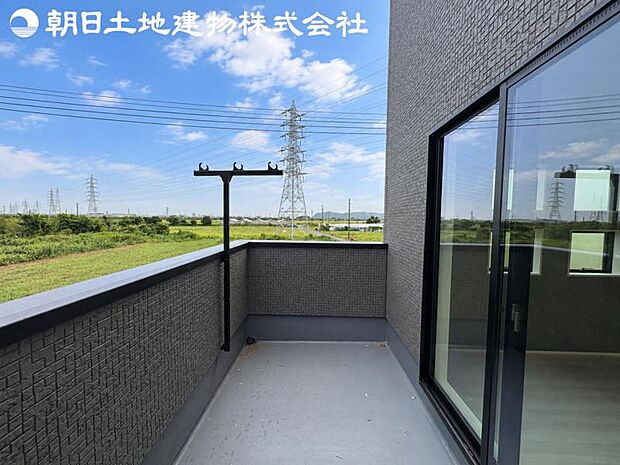 【バルコニー】日当りよく、心地良い風に吹かれてホッと一息ついてください。