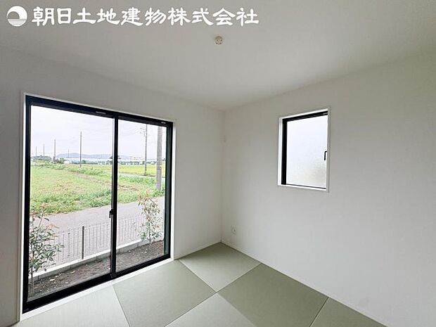 【和室】リビングの隣にはほっと寛げる和室をご用意。来客者の宿泊スペースにもいいですね。