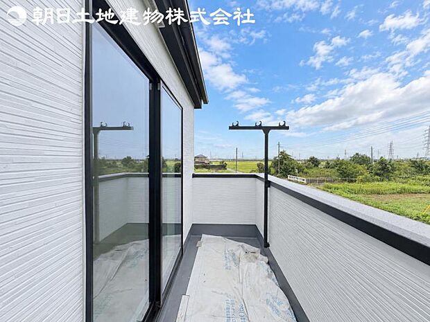 【バルコニー】日当りよく、心地良い風に吹かれてホッと一息ついてください。