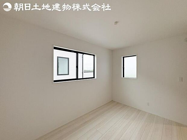 【洋室】2面より光を取り込み明るいお部屋となっております。