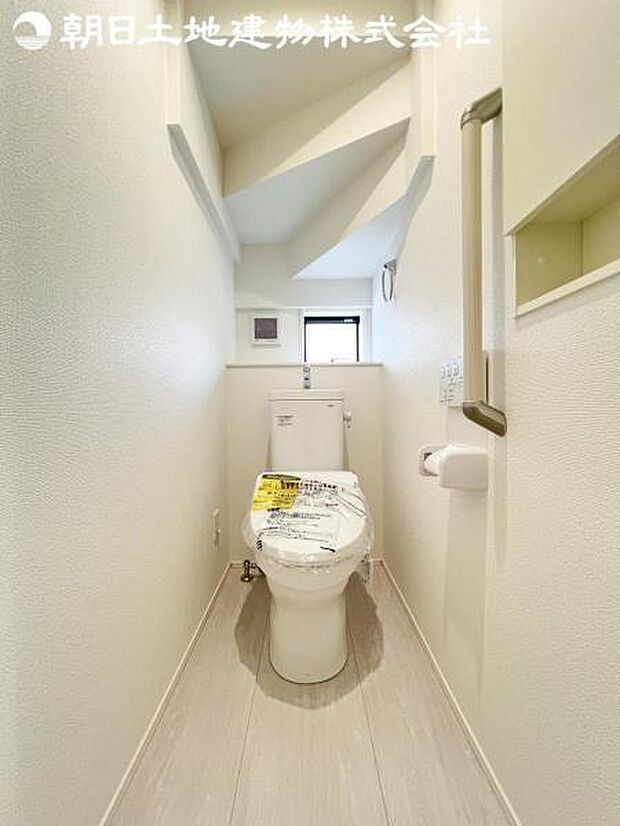 【トイレ】洗浄機能つきのお手洗いは2か所ございます。朝の忙しい時間や来客時に重宝します。