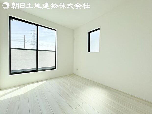 【洋室】開口部いっぱいから取り入れた柔らかな日差しとフローリングの色味が調和し快適空間を演出します。