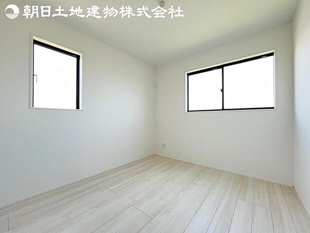 【洋室】2面より光を取り込み明るいお部屋となっております。