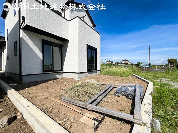 【庭】ゆったりとしたお庭先は日当たりを確保するのにも大事なスペースです。
