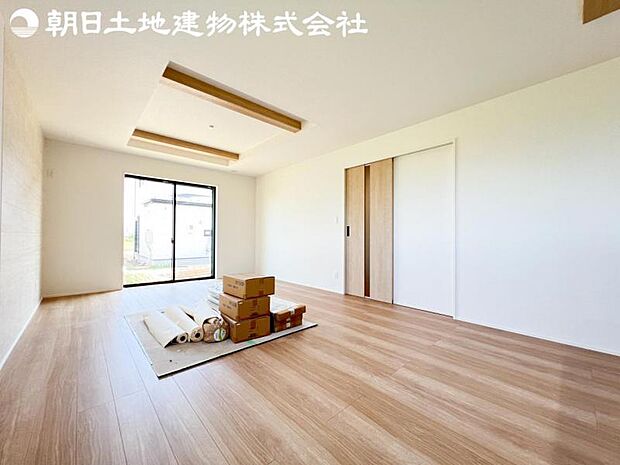 【リビング】静寂も喧騒も楽しめるご家族のお気に入りの大空間。いつまでもその場にいたくなる心地よさがご家族を繋げます。