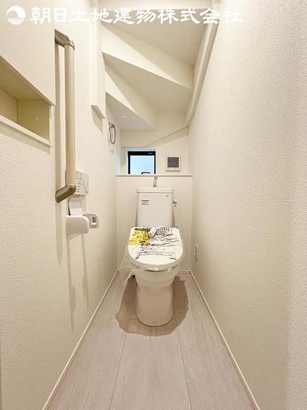 【トイレ】洗浄機能つきのお手洗いは2か所ございます。朝の忙しい時間や来客時に重宝します。