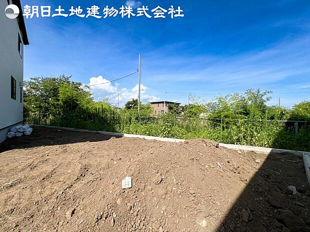 【庭】ゆったりとしたお庭先は日当たりを確保するのにも大事なスペースです。