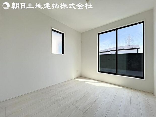 【洋室】バルコニーに面した掃出し窓があるため、光を取り込み明るいお部屋となっております。