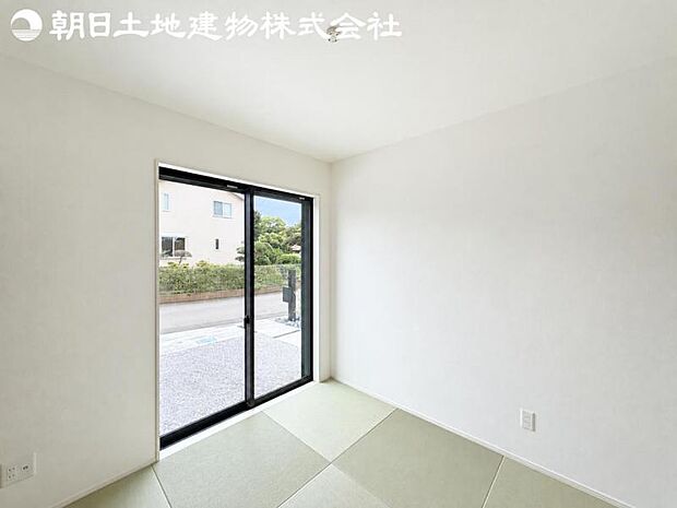 【和室】リビングの隣にはほっと寛げる和室をご用意。来客者の宿泊スペースにもいいですね。