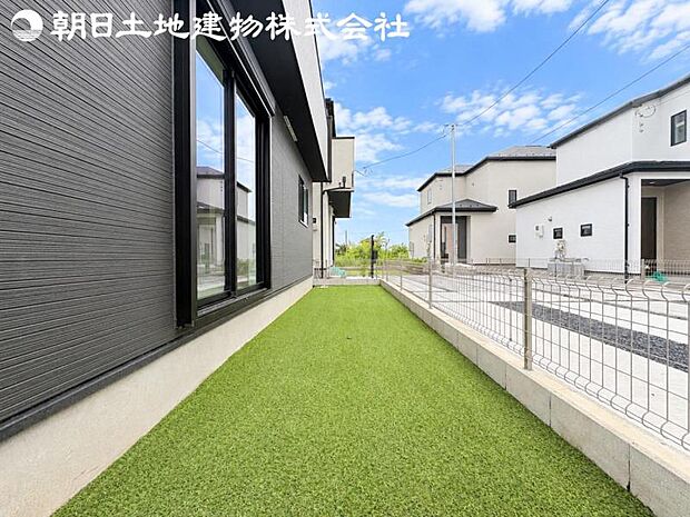 【庭】ゆったりとしたお庭先は日当たりを確保するのにも大事なスペースです。