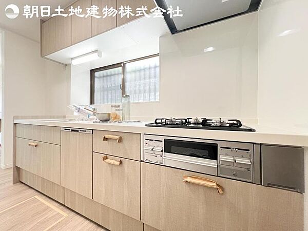 【キッチン】明るく開放感があるキッチンはリビングが見渡せる対面キッチンを採用。いつでもご家族を感じながらお料理できます。