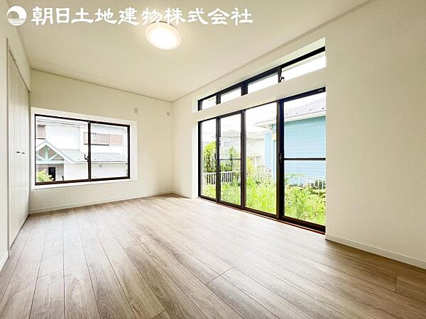 【洋室】開口部いっぱいから取り入れた柔らかな日差しとフローリングの色味が調和し快適空間を演出します。