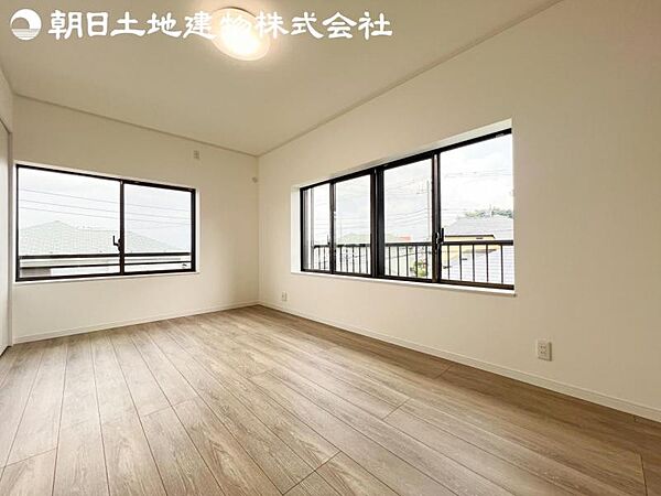 【洋室】2面より光を取り込み明るいお部屋となっております。