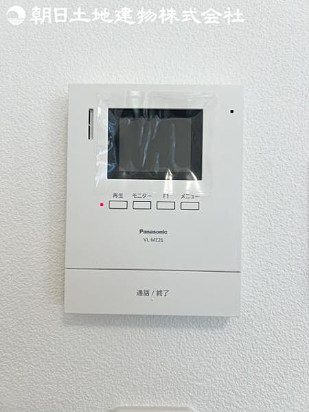 【モニター付きインターフォン】来訪者を映像で確認するシンプルな設備ながらセキュリティ効果はマル。
