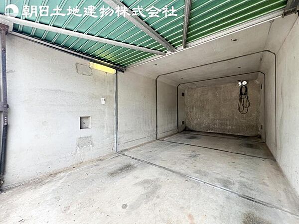 【駐車場】雨風から大切なお車を守れる地下車庫となります。