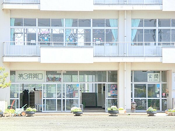 【伊勢原市立太田小学校】1400ｍ　学校の周りには、田んぼや畑も多く、学校の目の前に交番やバス停、横に消防署がありなにかと安心できます.