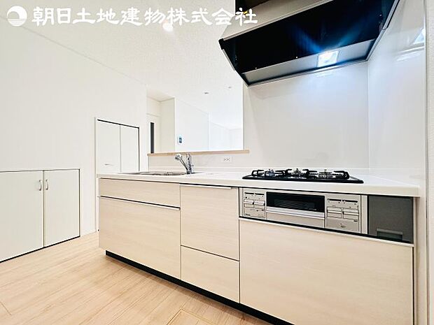 【キッチン】明るく開放感があるキッチンはリビングが見渡せる対面キッチンを採用。いつでもご家族を感じながらお料理できます。