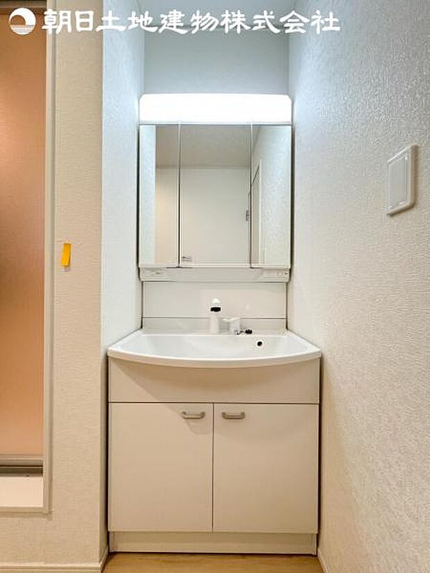 【洗面台】さわやかに気持ちよく1日が始められるように、機能性とデザイン性を両立した洗面化粧台です。