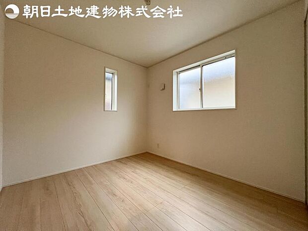 【洋室】2面より光を取り込み明るいお部屋となっております。