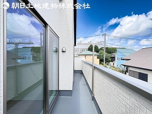 【バルコニー】日当りよく、心地良い風に吹かれてホッと一息ついてください。