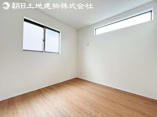 【洋室】2面より光を取り込み明るいお部屋となっております。